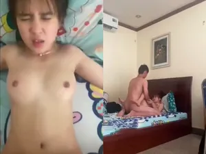 Phang rung giường cùng kim trang mặt dâm